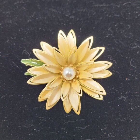 Vintage 3D Pearlized Beige Enamel Flower Brooch Pin Faux Pearl Center Collectibl - Picture 11 of 11